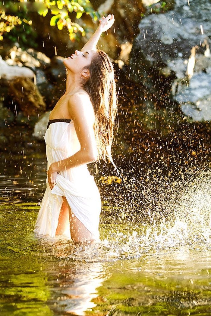 Marie Avgeropoulos in Punin