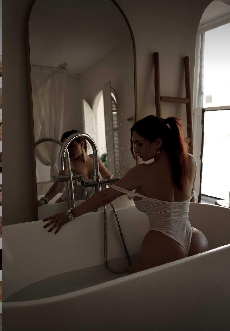 A playful frame from Miranda Faith nude — online in Punin