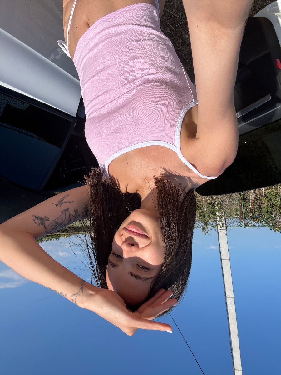 Sexy model Tina in Punin